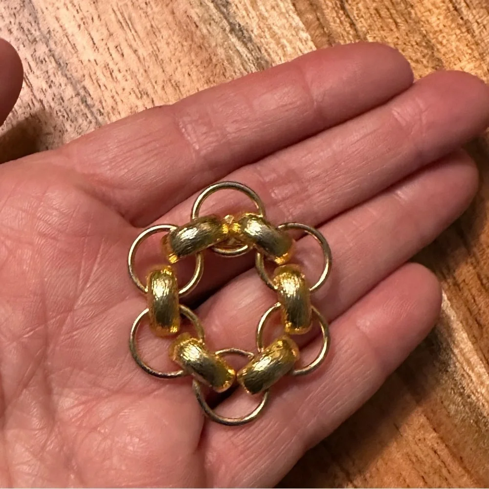 Vintage Chic Gold-Tone Women's Brooch